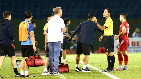  Trợ lý của HLV Polking bị cấm 2 trận và phạt 5 triệu đồng